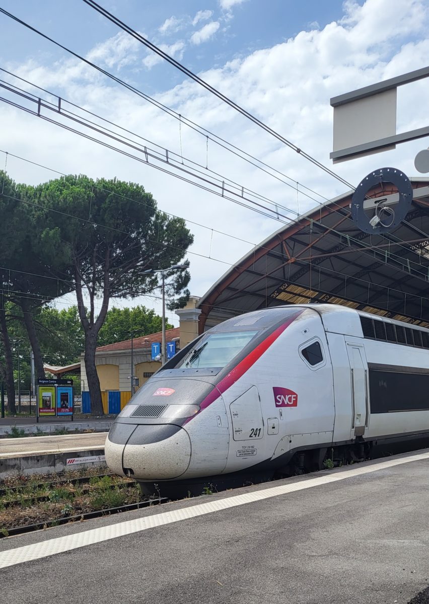 Rame TGV à quai en gare d'Avignon